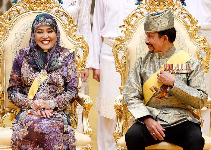 Quốc vương Brunei Hassanal Bolkiah và Hoàng hậu Saleha tại lễ cưới. Lễ cưới sẽ kéo dài trong một tuần, bao gồm các buổi cầu nguyện hàng đêm tại cung điện để cầu phước lành cho tân lang tân nương. Quốc vương Brunei Hassanal Bolkiah và Hoàng hậu Saleha tại lễ cưới. Lễ cưới sẽ kéo dài trong một tuần, bao gồm các buổi cầu nguyện hàng đêm tại cung điện để cầu phước lành cho tân lang tân nương.