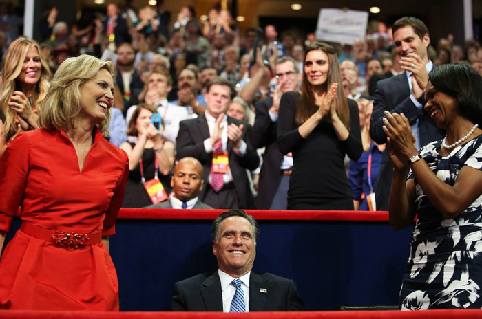Ứng cử viên Tổng thống của đảng Cộng hòa Mitt Romney và vợ ông, Ann Romney (trái) cùng cựu Ngoại trưởng Mỹ Condoleezza Rice trong Hội nghị toàn quốc của đảng Cộng hòa ở Tampa, Florida. Ứng cử viên Tổng thống của đảng Cộng hòa Mitt Romney và vợ ông, Ann Romney (trái) cùng cựu Ngoại trưởng Mỹ Condoleezza Rice trong Hội nghị toàn quốc của đảng Cộng hòa ở Tampa, Florida.