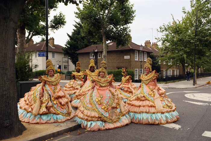 Đội biểu diễn từ trường Paraiso chuẩn bị tham gia lễ hội Notting Hill ở London - lễ hội đường phố lớn nhất ở châu Âu diễn ra vào tháng 8 hàng năm và dự kiến thu hút khoảng 1 triệu người tham dự. Đội biểu diễn từ trường Paraiso chuẩn bị tham gia lễ hội Notting Hill ở London - lễ hội đường phố lớn nhất ở châu Âu diễn ra vào tháng 8 hàng năm và dự kiến thu hút khoảng 1 triệu người tham dự.