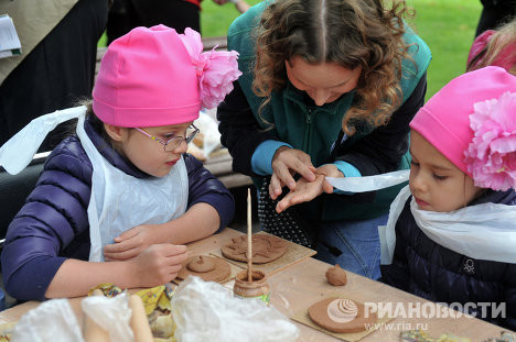 Liên hoan nghệ thuật trẻ được tổ chức trên 4 đại lộ Moscow trong ngày sinh nhật lần thứ 865 hay còn được gọi là Ngày Thành phố.