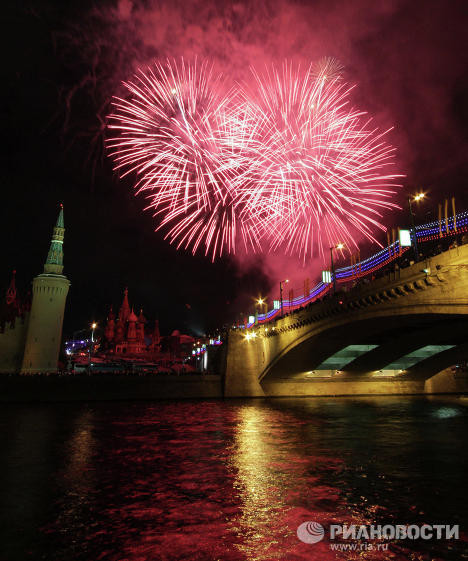 Pháo hoa rực rỡ được bắn tại Quảng trường Đỏ, đài tưởng niệm Poklonnaya Gora, thị trấn Troitsk.