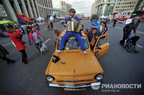 Sôi động trong các màn biểu diễn trên đường phố.