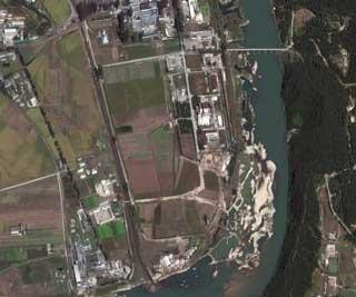 Ảnh chụp vệ tinh cơ sở hạt nhân Yongbyon. Ảnh chụp vệ tinh cơ sở hạt nhân Yongbyon.