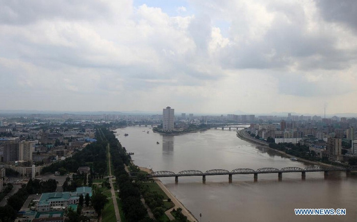 Thủ đô Bình Nhưỡng là nơi tập trung nhiều công trình lớn của Triều Tiên như Quảng trường Kim Nhật Thành, bức phù điêu búa, liềm và cây bút cao 50m, ... Thủ đô Bình Nhưỡng là nơi tập trung nhiều công trình lớn của Triều Tiên như Quảng trường Kim Nhật Thành, bức phù điêu búa, liềm và cây bút cao 50m, ...