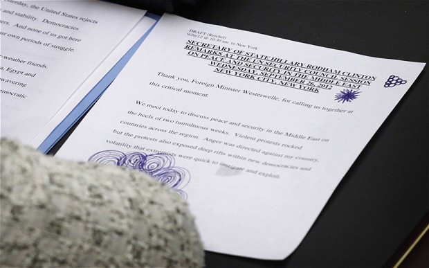 Là một vị Ngoại trường từng bị bắt gặp nhảy múa tưng bừng trong quán bar, diện phụ kiện vui nhộn như kính siêu nhân,...giờ đây, Hillary Clinton lại được biết đến với những nét vẻ nguệch ngoạc trên tờ giấy ghi Bài phát biểu đã được chuẩn bị trước của mình. Là một vị Ngoại trường từng bị bắt gặp nhảy múa tưng bừng trong quán bar, diện phụ kiện vui nhộn như kính siêu nhân,...giờ đây, Hillary Clinton lại được biết đến với những nét vẻ nguệch ngoạc trên tờ giấy ghi Bài phát biểu đã được chuẩn bị trước của mình.