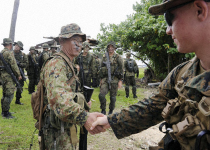 Một người lính Nhật Bản và người lính Mỹ bắt tay nhau.