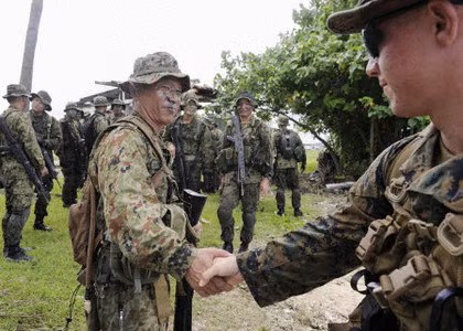 Một người lính Nhật Bản và người lính Mỹ bắt tay nhau.