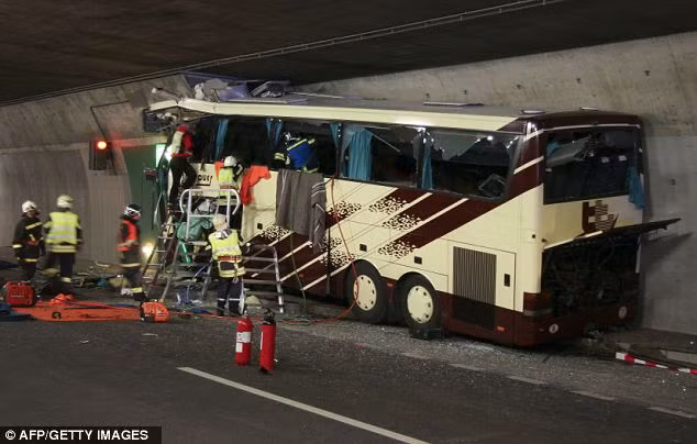 Người thân của các nạn nhân sẽ được đưa đến hiện trường vào ngày hôm sau.