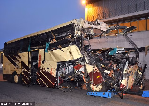 Phần đầu chiếc xe đã bị hư hỏng hoàn toàn.