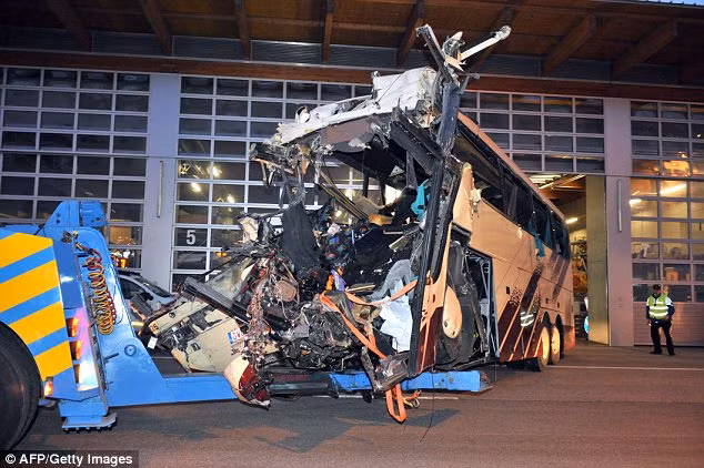 Chiếc xe đã được kéo ra.