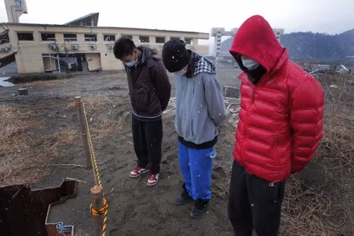 Các học sinh trung học tưởng nhớ các nạn nhân của thảm hoạ 11/3 khiến hơn 19.000 người chết và mất tích.