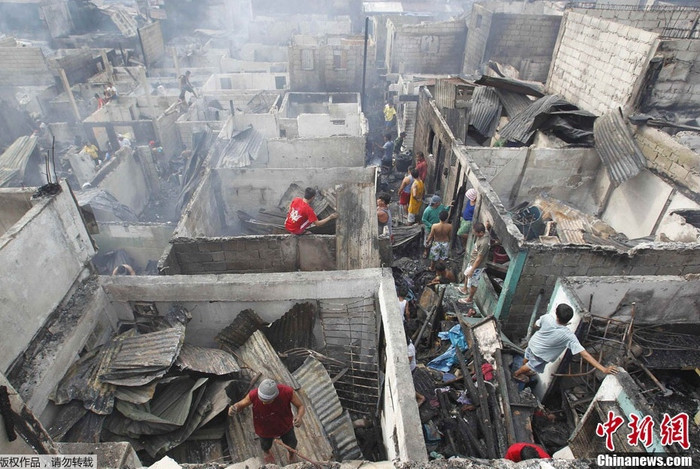 Những người dân cố tìm kiếm đồ đạc có thể còn sót lại sau hỏa hoạn.