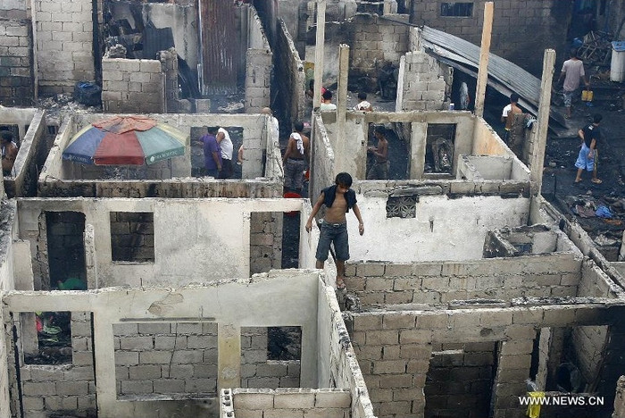 Những ngôi nhà vốn tồi tàn, đã không còn nguyên vẹn.