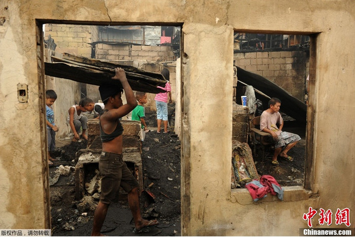 Đám cháy bùng lên từ một ngôi nhà và nhanh chóng lan sang các nhà khác.