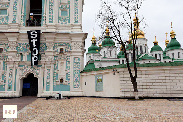 Biểu ngữ "STOP" treo trên ban công nhà thờ. Biểu ngữ "STOP" treo trên ban công nhà thờ.