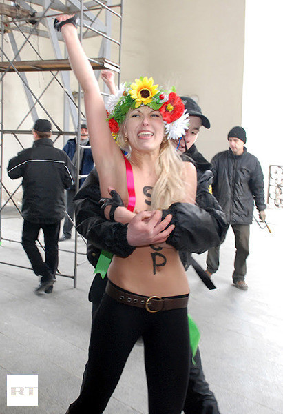 Cảnh sát được huy động đến ngay nhà thờ. Cảnh sát được huy động đến ngay nhà thờ.