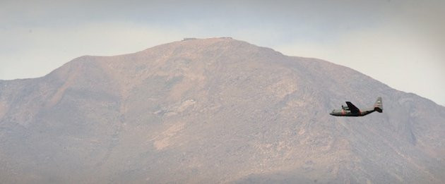 Một chiếc máy bay C-130 đang bay qua Colorado. Một chiếc máy bay C-130 đang bay qua Colorado.