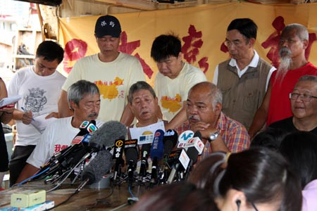 Các thành viên của Uỷ ban hành động bảo vệ nhóm đảo Điếu Ngư trong một buổi họp báo trên tàu Khởi Phong 2. Các thành viên của Uỷ ban hành động bảo vệ nhóm đảo Điếu Ngư trong một buổi họp báo trên tàu Khởi Phong 2.