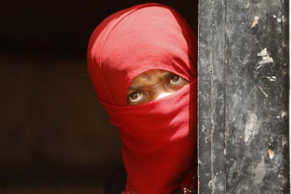 Một người phụ nữ người thiểu số Akhdam trong một khu ổ chuột ở thủ đô Sanaa, Yemen. Một người phụ nữ người thiểu số Akhdam trong một khu ổ chuột ở thủ đô Sanaa, Yemen.