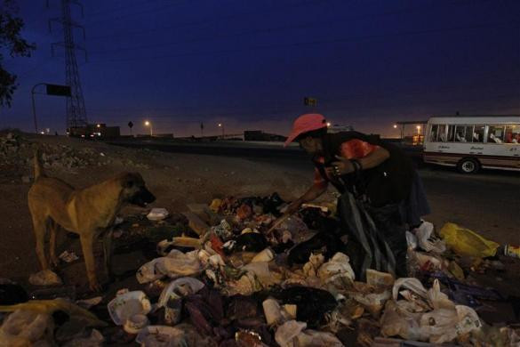 Bà Victoria Ochante, 65 tuổi đang nhặt vào lúc bình minh tại một đường phố ở Villa Maria del Triunfo, ở vùng ngoại ô của Lima, thủ đô, thành phố lớn nhất của Peru. Bà Victoria Ochante, 65 tuổi đang nhặt vào lúc bình minh tại một đường phố ở Villa Maria del Triunfo, ở vùng ngoại ô của Lima, thủ đô, thành phố lớn nhất của Peru.