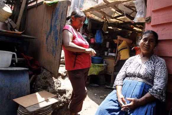 Bà Victoria Ochante, 65 tuổi, và con gái Hilda sau khi làm việc nhà ở vùng ngoại ô của Lima, Peru.