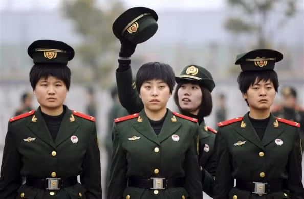 Các nữ quân nhân trong một buổi tập ở căn cứ quân sự tại Nam Kinh, tỉnh Giang Tô, Trung Quốc.