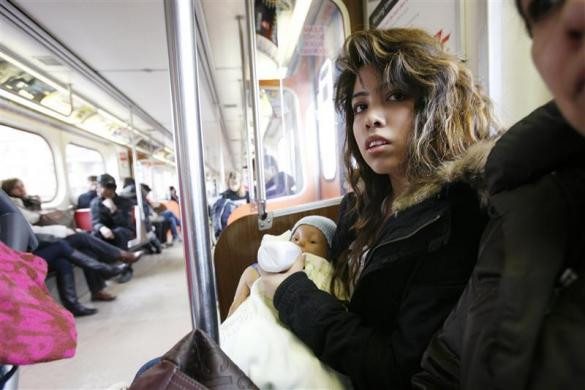 Nữ sinh trung học Jessica Garcia, 16 tuổi, ở Toronto, Ontario, Canada. Nữ sinh trung học Jessica Garcia, 16 tuổi, ở Toronto, Ontario, Canada.