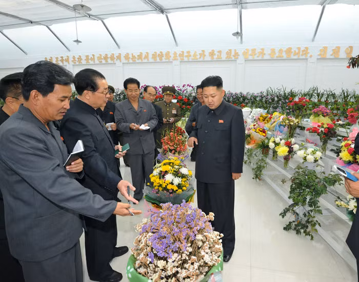 Tại đây, ông đã được nghe giới thiệu tóm tắt về quá trình nghiên cứu và hoạt động của viện.