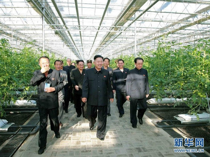 Điểm dừng chân đầu tiên của ông là Viện nghiên cứu trồng rau. Ông đã thăm quan nhà kính, phòng thí nghiệm và các cơ sở nghiên cứu. Điểm dừng chân đầu tiên của ông là Viện nghiên cứu trồng rau. Ông đã thăm quan nhà kính, phòng thí nghiệm và các cơ sở nghiên cứu.