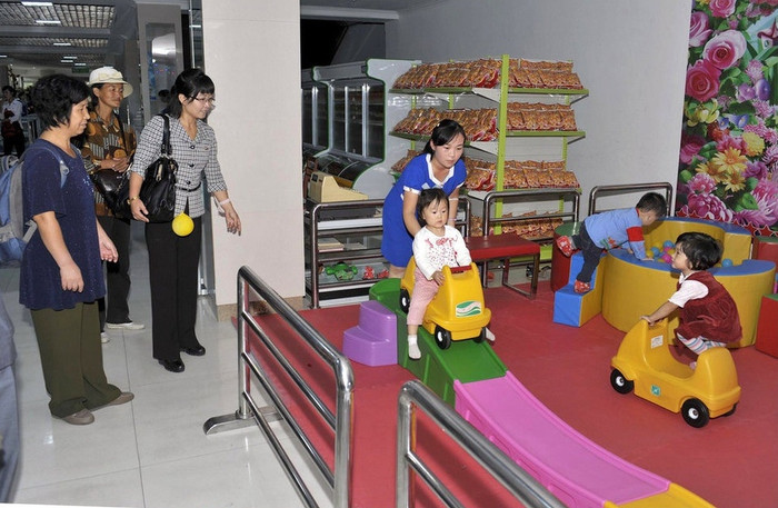 Cửa hàng có một sân chơi nhỏ cho các cháu thiếu nhi. Cửa hàng có một sân chơi nhỏ cho các cháu thiếu nhi.