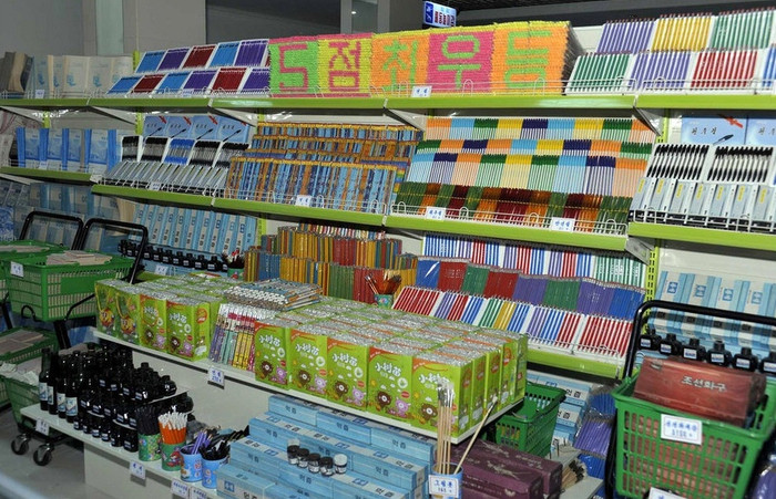 Khu văn phòng phẩm với các bộ xếp chữ, bút màu vẽ, ... Khu văn phòng phẩm với các bộ xếp chữ, bút màu vẽ, ...