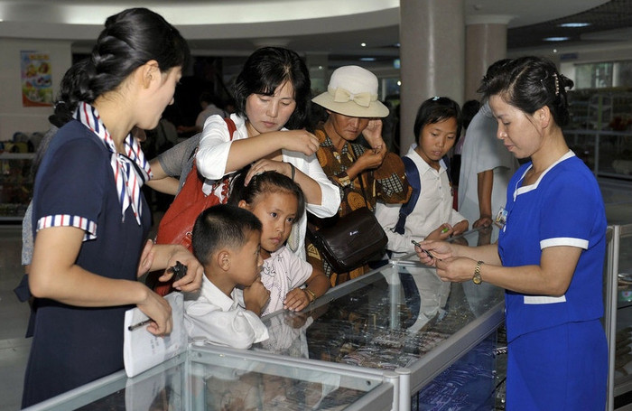 Các phụ huynh lựa chọn đồ mua sắm cho con em mình. Các phụ huynh lựa chọn đồ mua sắm cho con em mình.