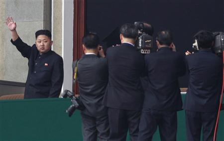 Nhà lãnh đạo tối cao vẫy chào các binh sĩ diễu binh. Nhà lãnh đạo tối cao vẫy chào các binh sĩ diễu binh.