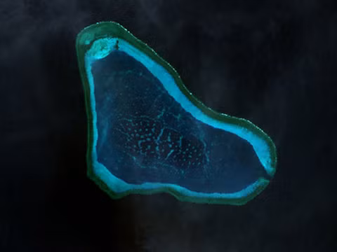 Bãi cạn Scarborough đều được Manila và Bắc Kinh tuyên bố chủ quyền.