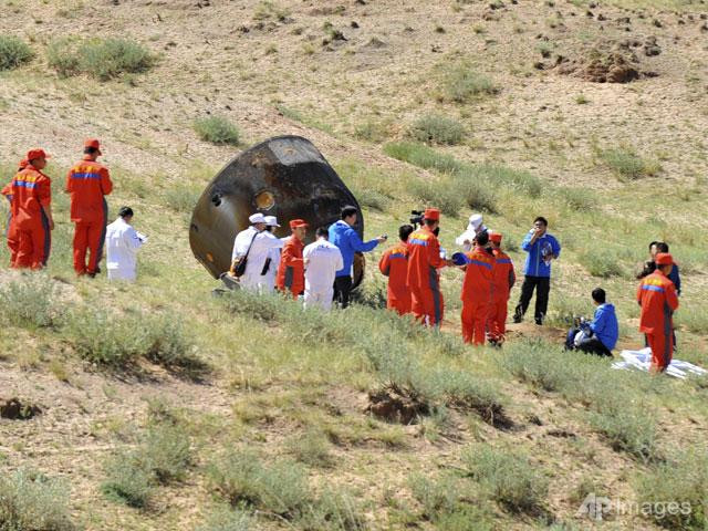 Các nhân viên cứu hộ nhanh chóng giúp đỡ các phi hành gia. Các nhân viên cứu hộ nhanh chóng giúp đỡ các phi hành gia.