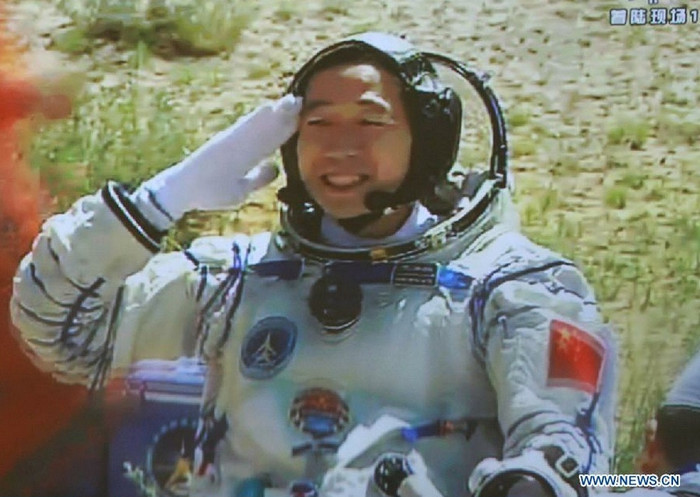 Hình ảnh trở về của họ được phát trên kênh CCTV cho thấy các phi hành gia đều có tình trạng sức khoẻ tốt. Hình ảnh trở về của họ được phát trên kênh CCTV cho thấy các phi hành gia đều có tình trạng sức khoẻ tốt.