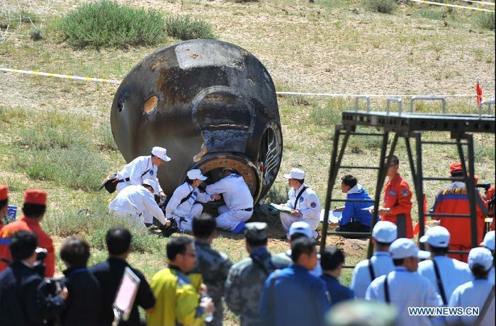 Phi hành đoàn đã thực hiện thành công một công việc khó khăn để tiến tới xây dựng trạm vũ trụ vào năm 2020 của Trung Quốc, đó là nối ghép bằng tay giữa Thần Châu 9 và Thiên Cung 1 ở trong vũ trụ. Phi hành đoàn đã thực hiện thành công một công việc khó khăn để tiến tới xây dựng trạm vũ trụ vào năm 2020 của Trung Quốc, đó là nối ghép bằng tay giữa Thần Châu 9 và Thiên Cung 1 ở trong vũ trụ.