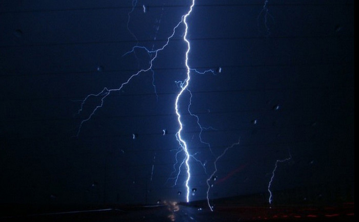 Tia sét chia đôi bầu trời. Tia sét chia đôi bầu trời.