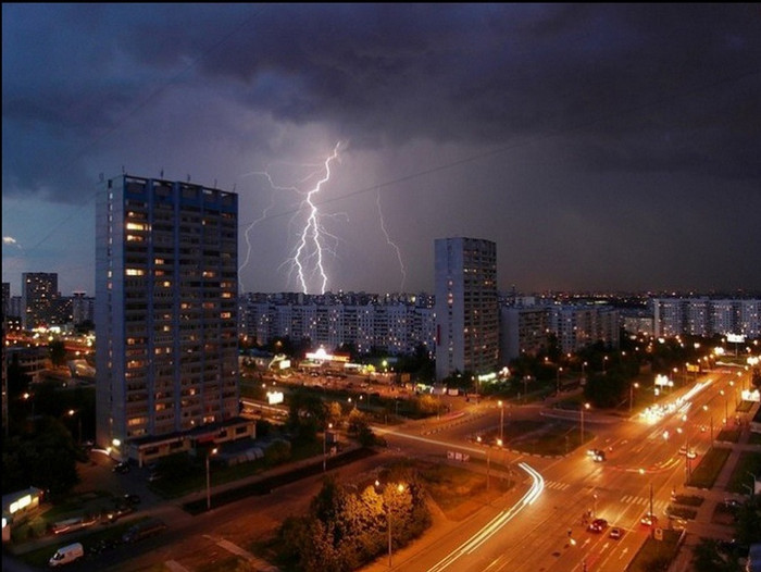 Tia sét "tấn công" một thành phố nhộn nhịp. Tia sét "tấn công" một thành phố nhộn nhịp.