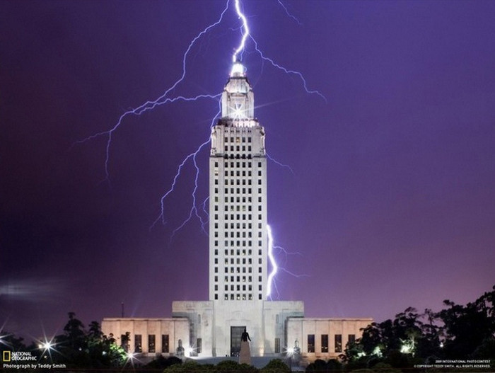 Hay đánh thắng vào một toà tháp. Hay đánh thắng vào một toà tháp.