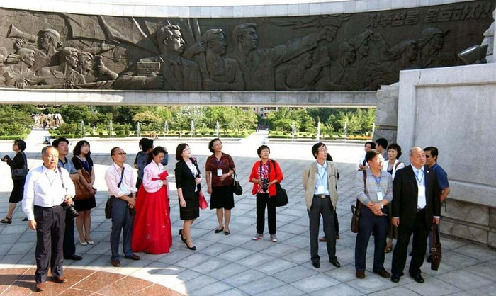 Các quan khách đi thăm quan công trình mới tinh này.