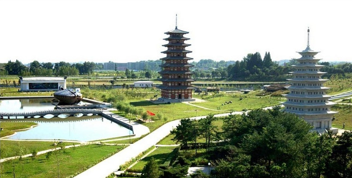 Khuôn viên thoáng rộng, tràn ngập màu xanh và không kém phần cổ kính.