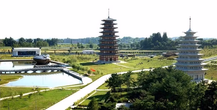 Khuôn viên thoáng rộng, tràn ngập màu xanh và không kém phần cổ kính.