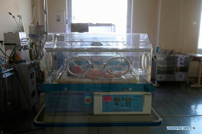 Một em bé sơ sinh nằm trong lồng ấp. Một em bé sơ sinh nằm trong lồng ấp.