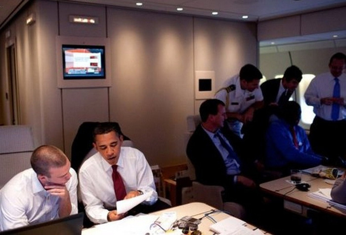 Trên Air Force One, ngoài các phi công, luôn có hơn 20 nhân viên lễ tân phục vụ cho Tổng thống và các quan chức khác.