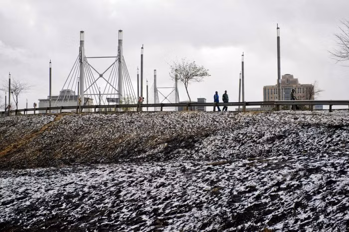 Khu vực gần cầu Nelson Mandela cũng trắng xóa.