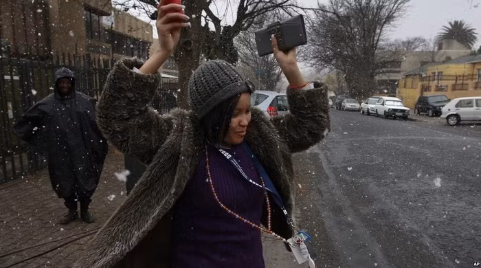 Tuyết bắt đầu xuất hiện ở phía nam rồi lan tràn đến toàn thành phố. Đến chiều, tuyết rơi nặng và dày hơn.