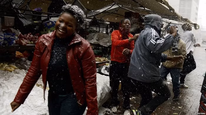 Nhiều người dân đã rất kinh ngạc và cho biết họ chưa từng nhìn thấy tuyết rơi trước đây.