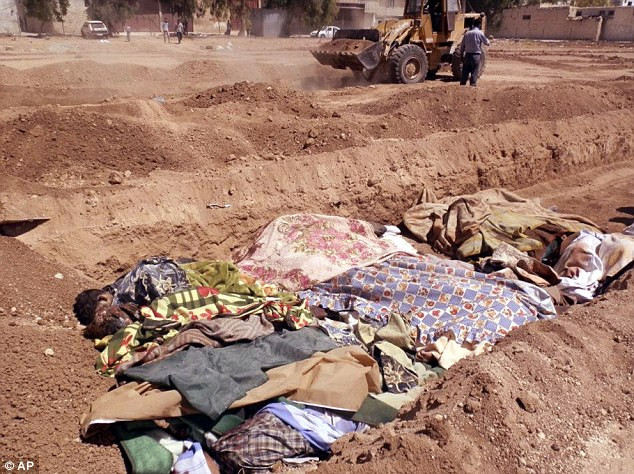 Các thi thể nạn nhân được bọc hoặc che bằng các tấm vải.