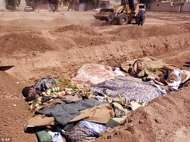 Các thi thể nạn nhân được bọc hoặc che bằng các tấm vải.